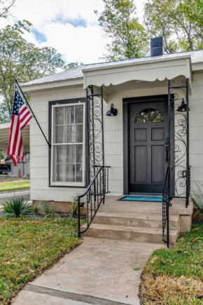 Southern Charm - Near Main With Hot Tub